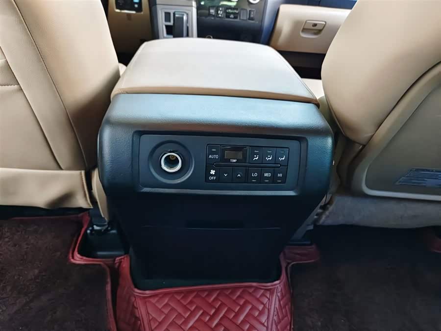 Toyota Sequoia 2018 immagine di auto #18