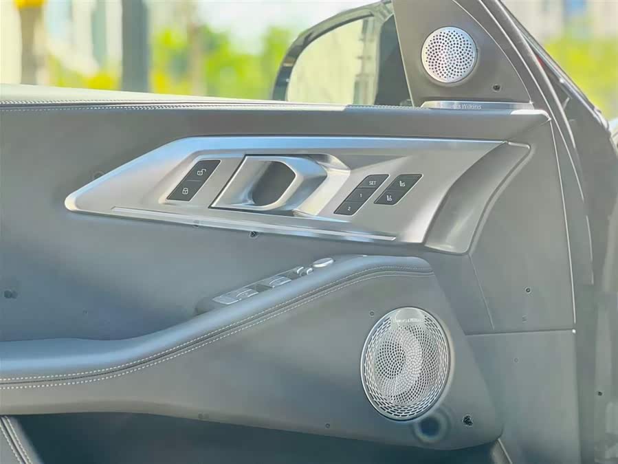 BMW XM 2025 car image #18