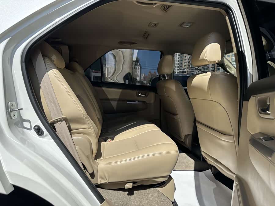 Toyota Fortuner 2016 immagine di auto #18