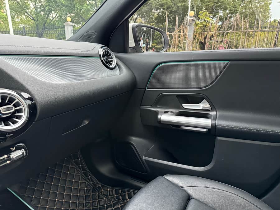 Mercedes-Benz GLA Class 2022 car image #18