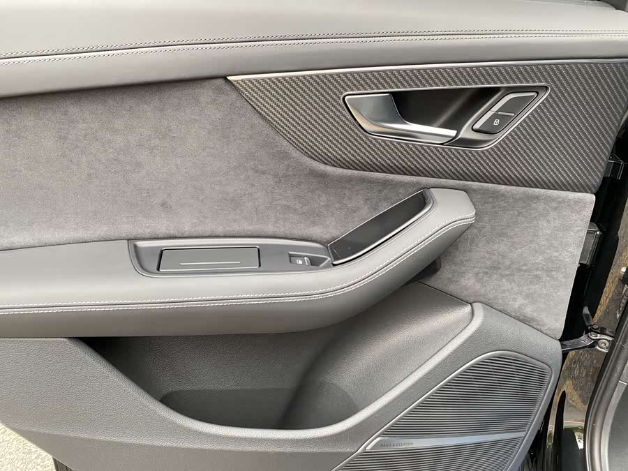 Audi SQ7 2025 car image #18