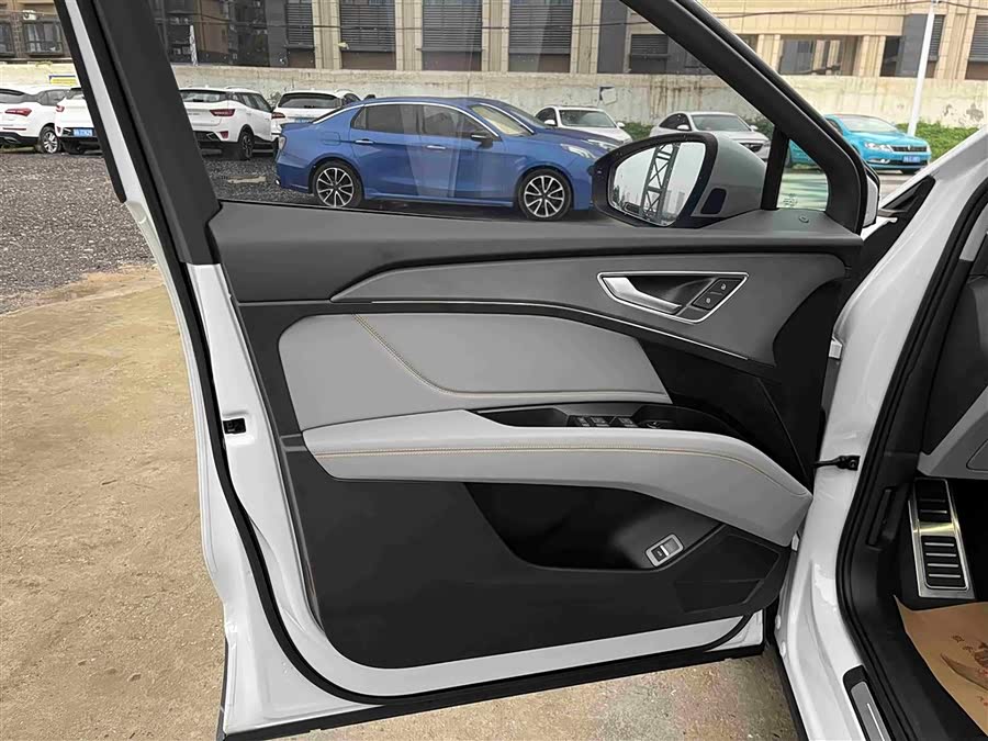 Audi Q5 e-tron 2023 #18 Audi Q5 e-tron 2023 صورة سيارة #18