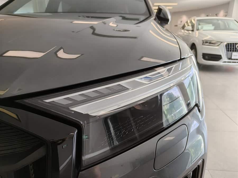 Audi SQ7 2024 car image #18