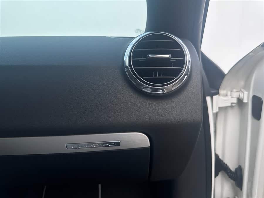 Audi TTS 2011 car image #18