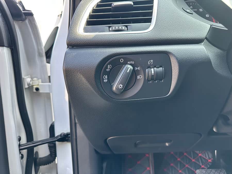 Audi Q3 2015 صورة سيارة #18