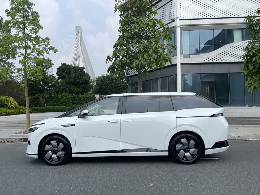 Xpeng X9 2024 صورة سيارة #18