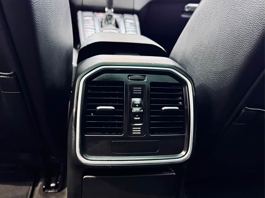 2015 car image #18