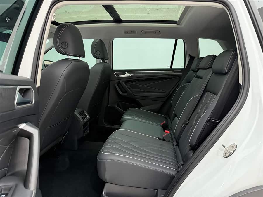 Volkswagen Tiguan L 2024 car image #18