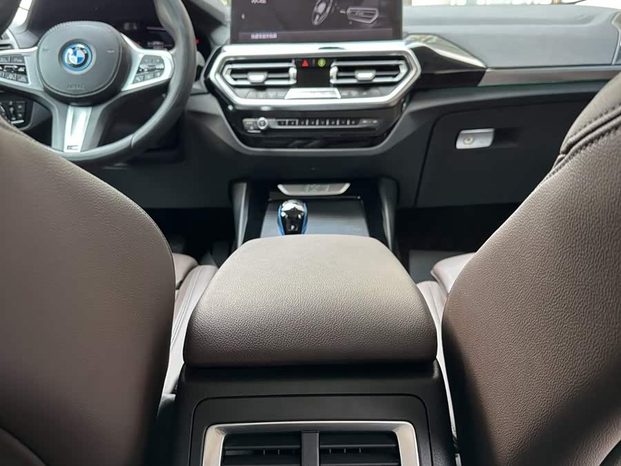 BMW iX3 2024 car image #18