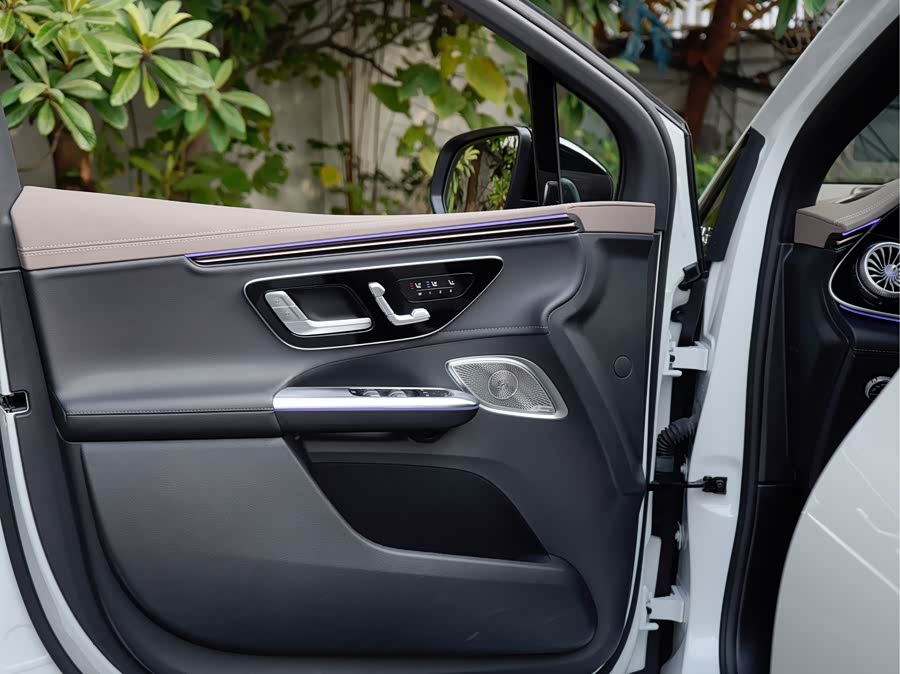 Mercedes-Benz EQE SUV 2025 immagine di auto #18