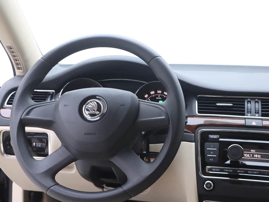 Skoda Superb 2015 car image #18