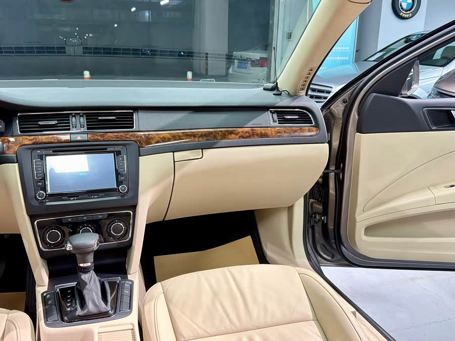 Skoda Superb 2012 car image #18