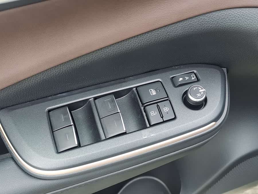 Toyota CrownSportCross 2023 صورة سيارة #18