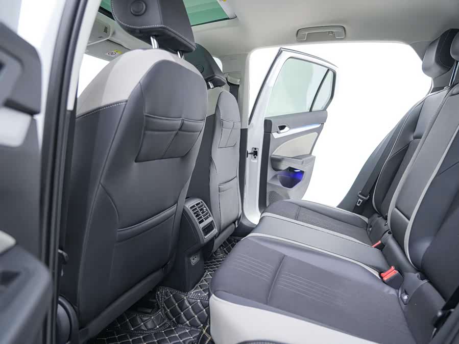Volkswagen Golf 2023 car image #18