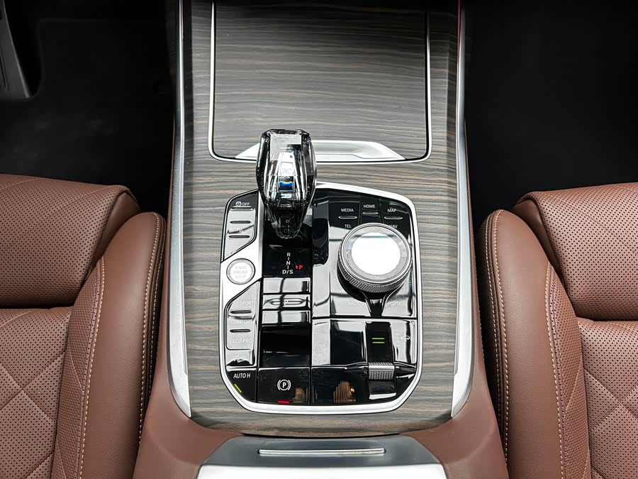 BMW X7 2023 car image #18