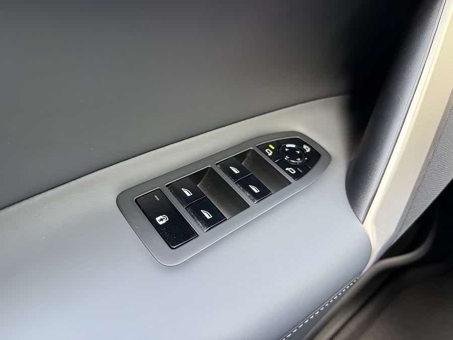 BMW iX M60 2022 car image #18