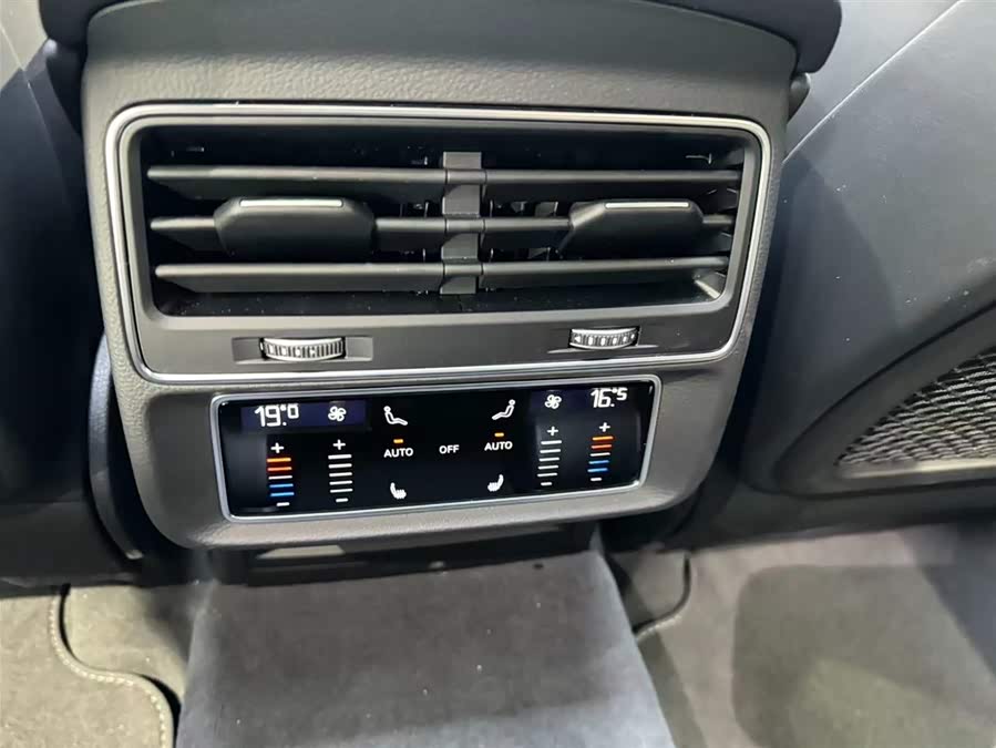 Audi SQ7 2024 car image #18