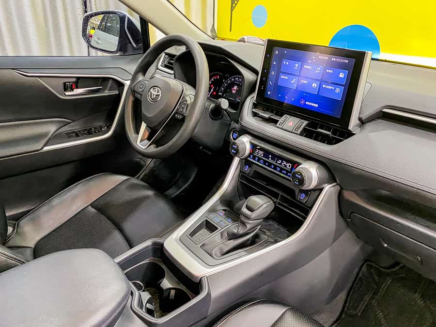 Toyota RAV4 2021 car image #18