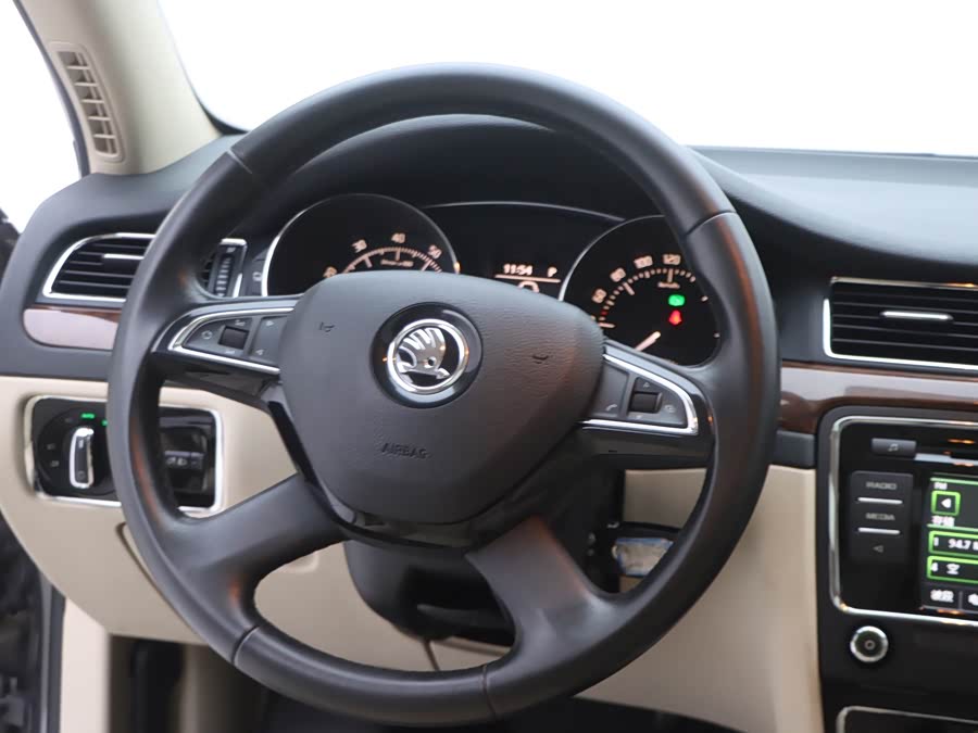 Skoda Superb 2015 car image #18