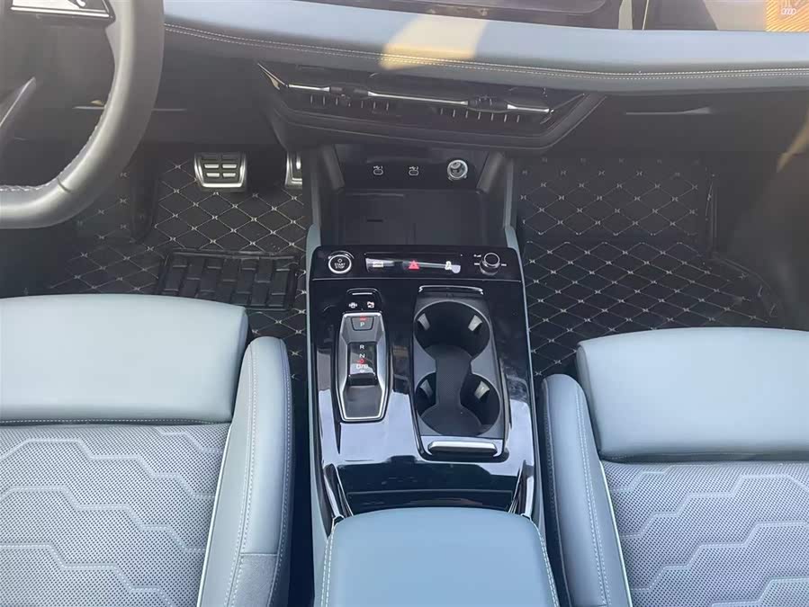 Audi Q6L e-tron 2025 #18 Audi Q6L e-tron 2025 صورة سيارة #18