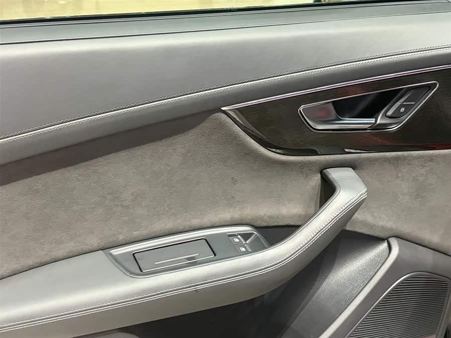 Audi Q8 2021 car image #18