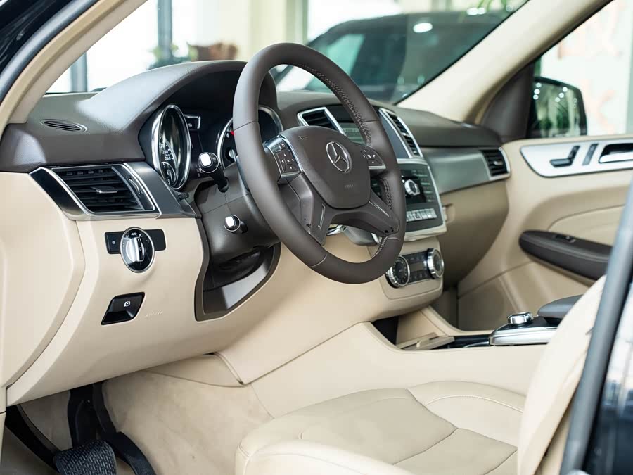 Mercedes-Benz M Class 2014 car image #18