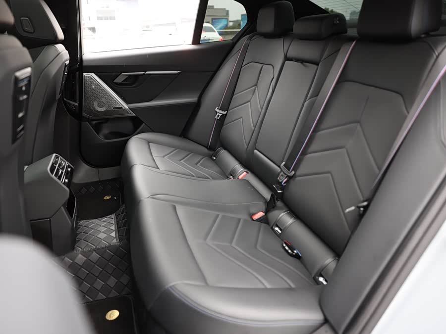 BMW i5 M60 2025 car image #18