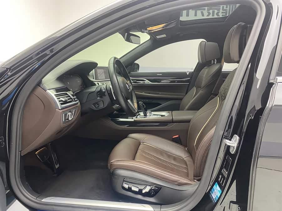 BMW 7 Series 2020 car image #18