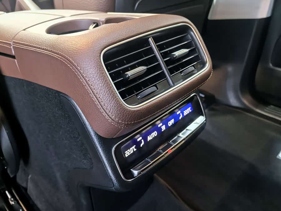 Mercedes-Benz GLS Class 2023 immagine di auto #18