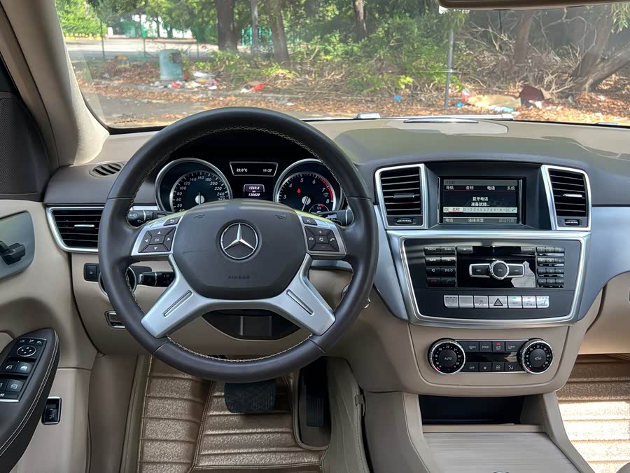 Mercedes-Benz M Class 2015 car image #18