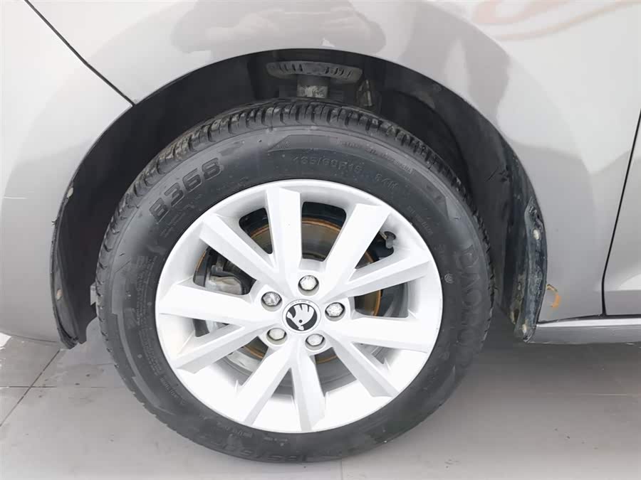 Skoda Rapid 2017 car image #18