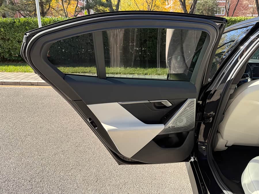 BMW i5 M60 2025 car image #18