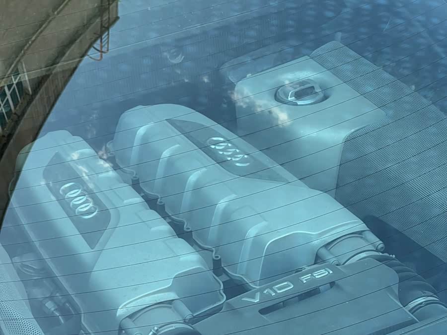 Audi R8 2012 car image #18