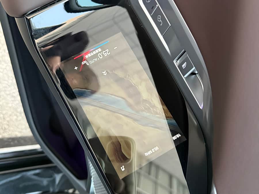 BMW i7 2024 car image #18