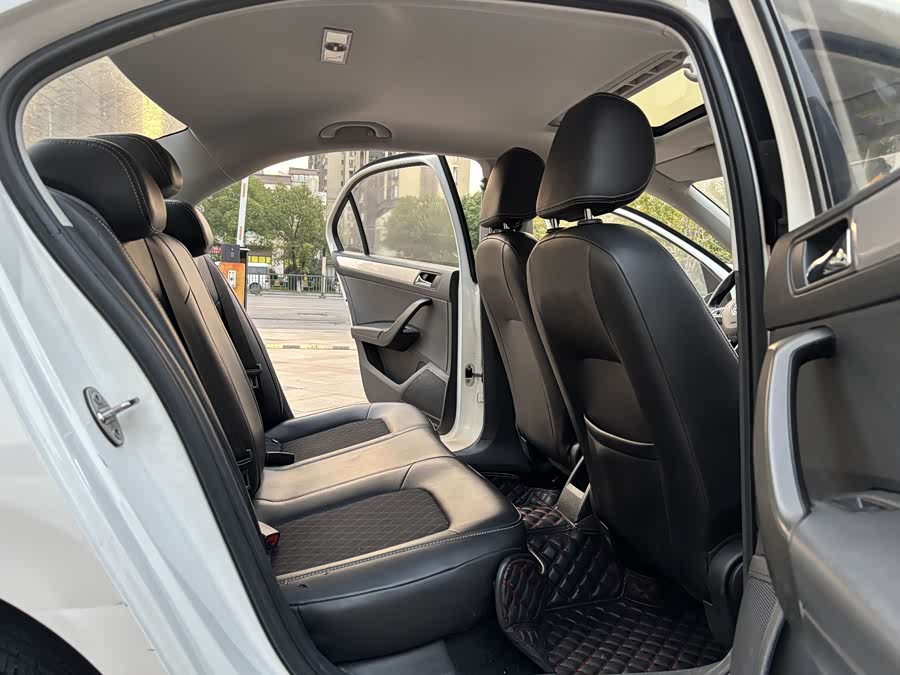Skoda Rapid 2018 imagen de coche #18