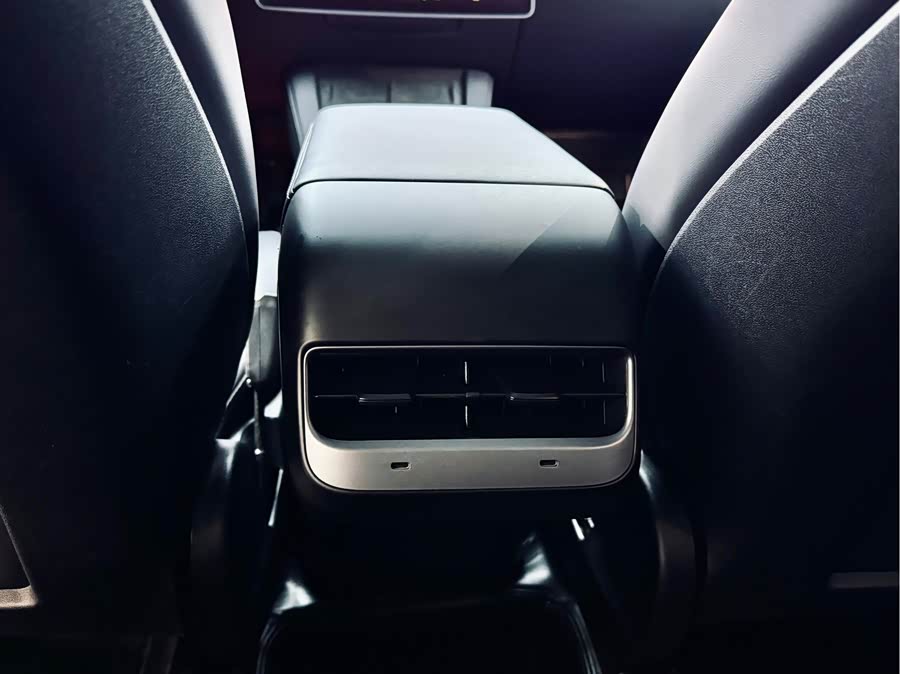 Tesla Model Y 2023 car image #18