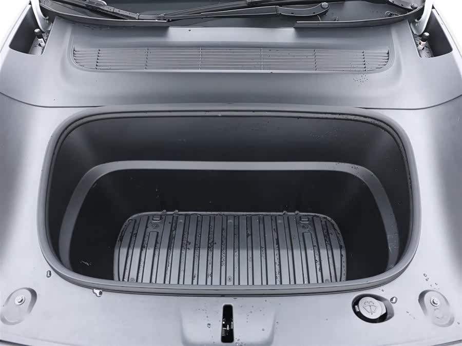 Tesla Model Y L 2025 immagine di auto #18