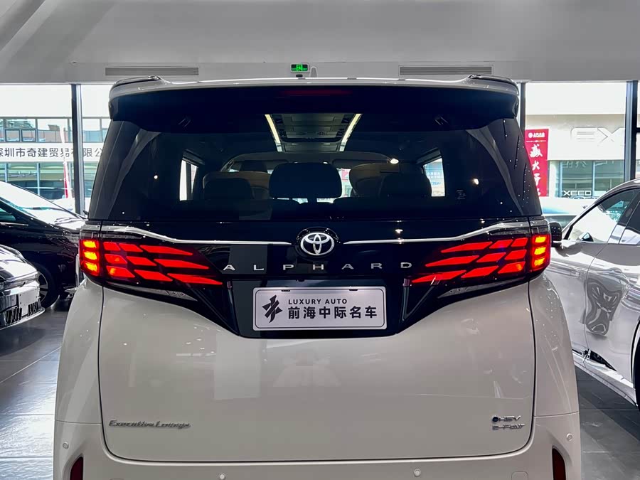 Toyota Alphard car image #18