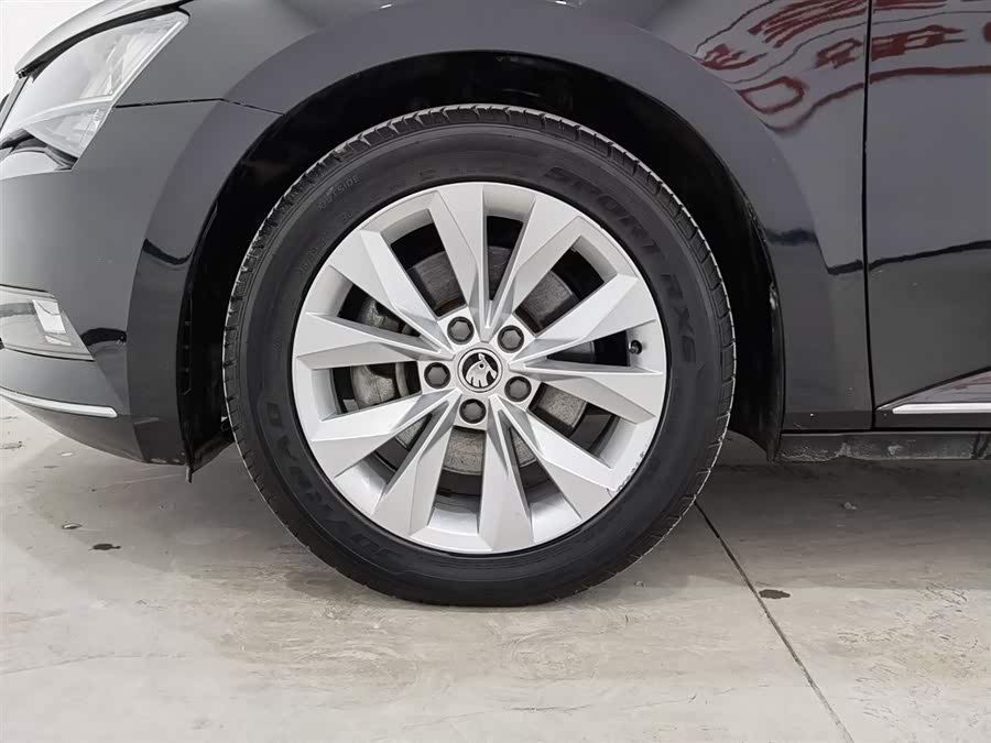 Skoda Superb 2018 car image #18