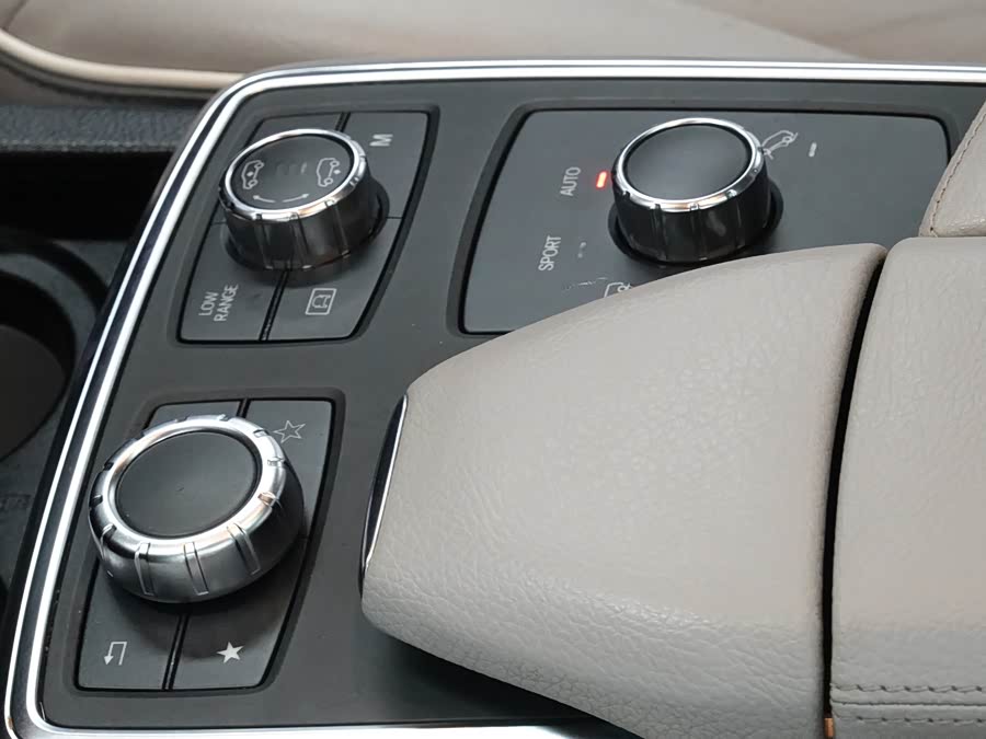 Mercedes-Benz M Class 2012 car image #18