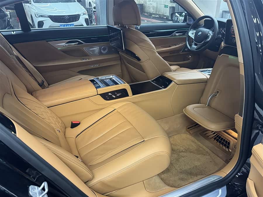 BMW 7 Series 2017 car image #18