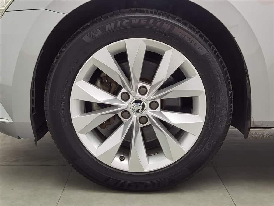 Skoda Superb 2017 car image #18