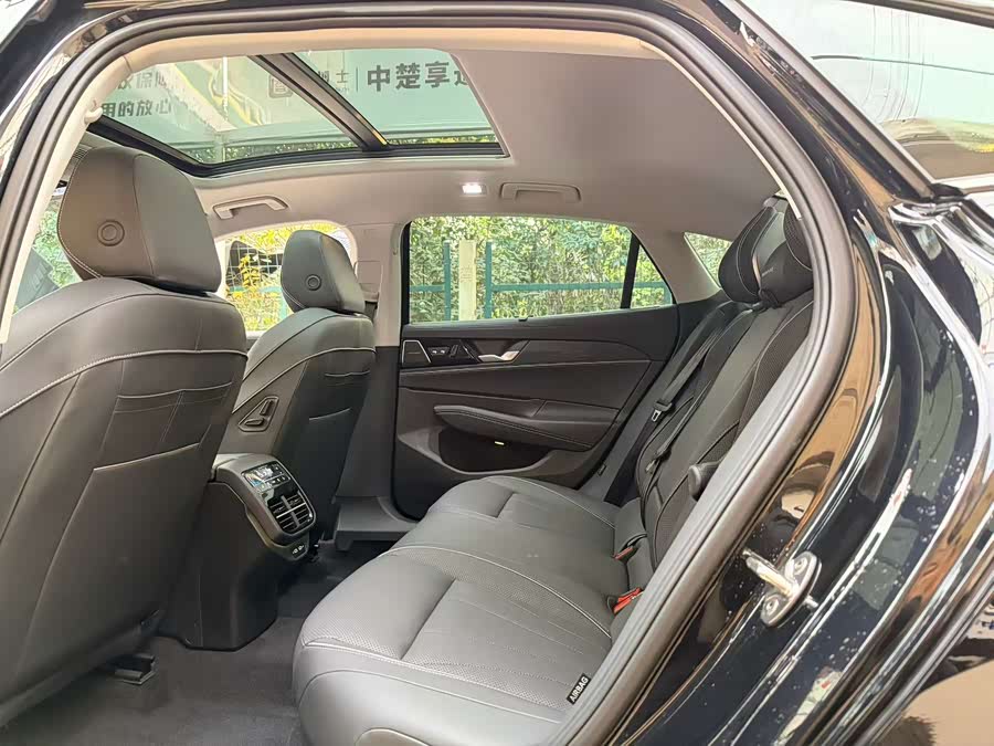 Volkswagen Passat 2024 car image #18