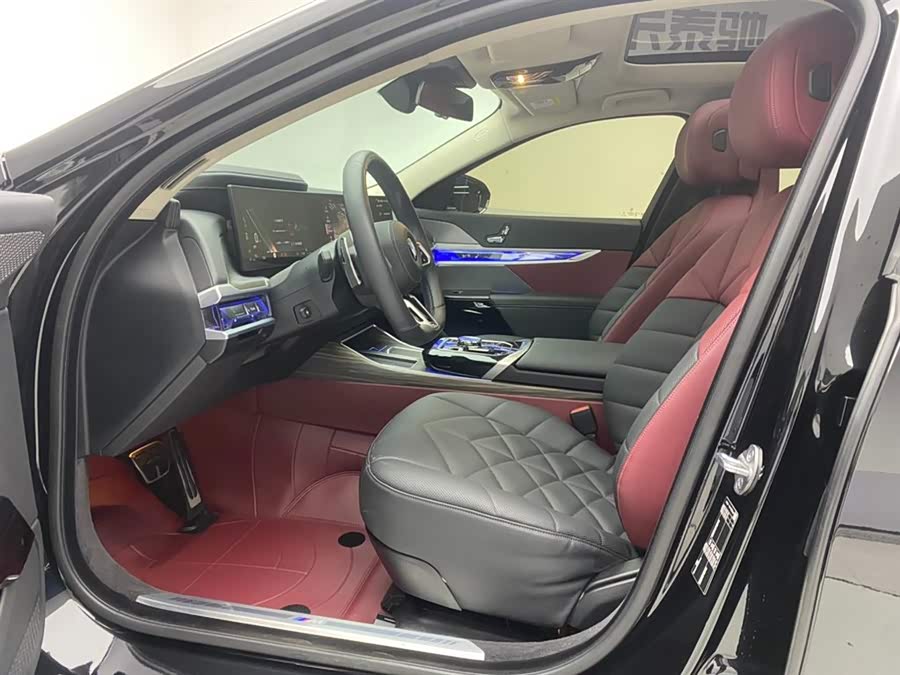 BMW 7 Series 2024 car image #18