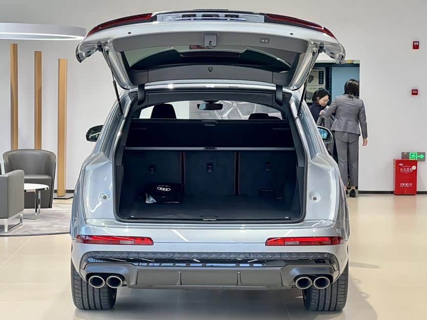 Audi SQ7 2024 car image #18