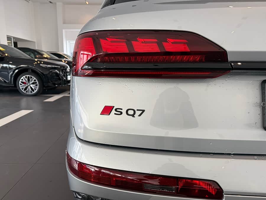 Audi SQ7 2024 изображение автомобиля #18