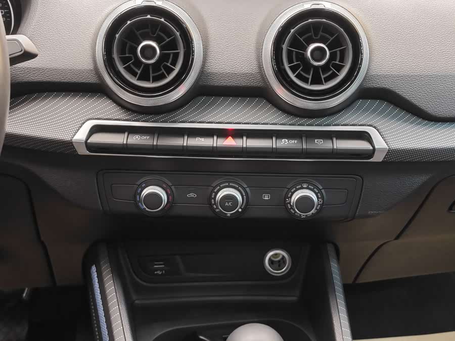 Audi Q2L 2022 car image #18