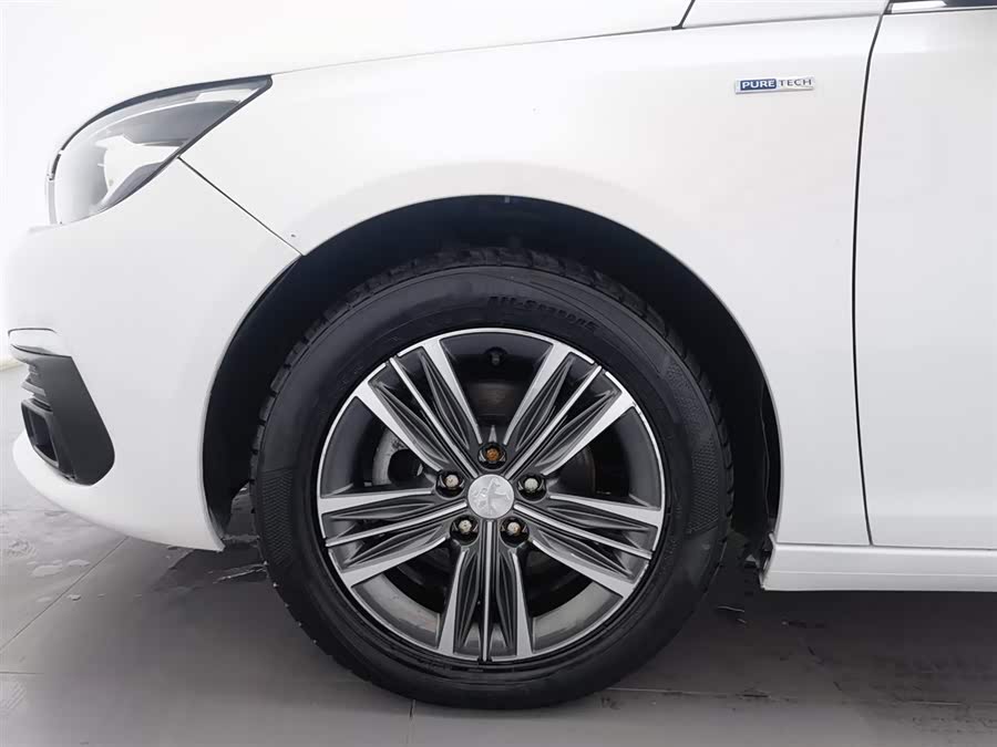 Peugeot 308 2019 car image #18
