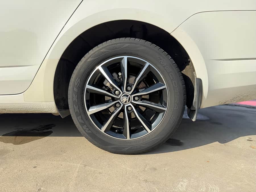 Skoda Octavia 2017 car image #18