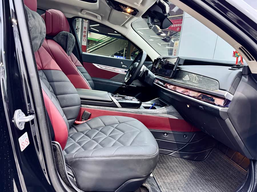 BMW 7 Series 2024 car image #18